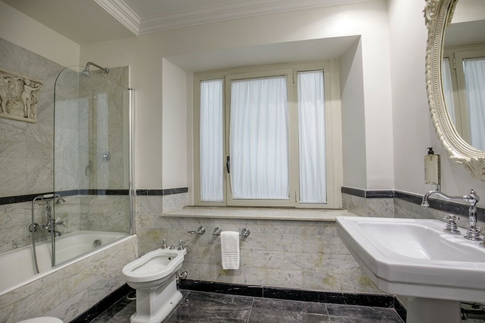 Фото Royal Court Hotel