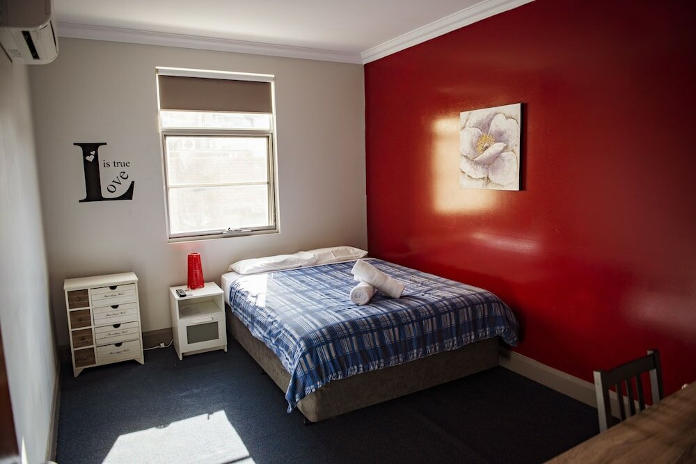 Фото The Emperors Crown Hostel