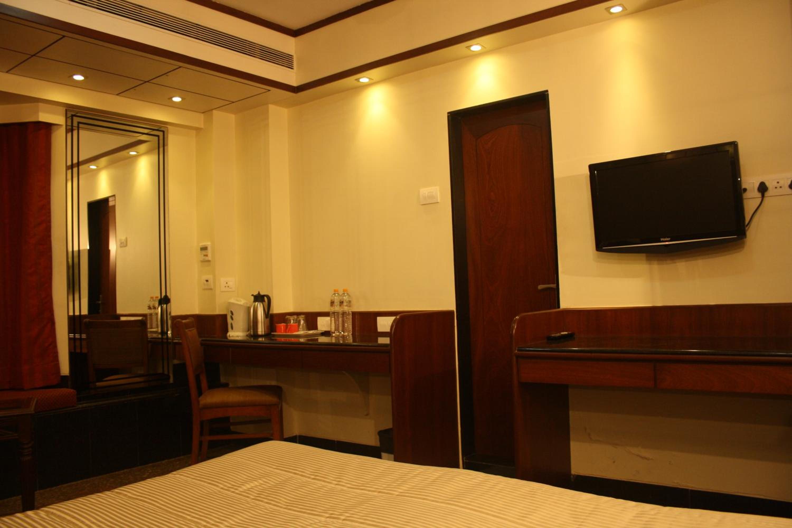 Фото Hotel Karl Residency