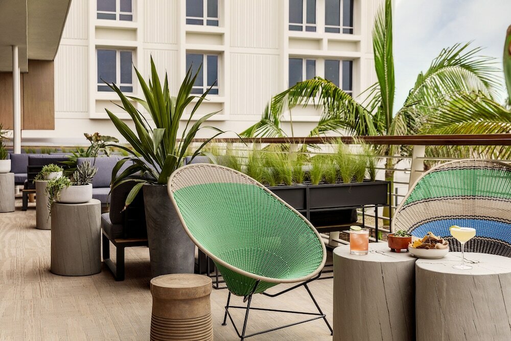 Фото June West La