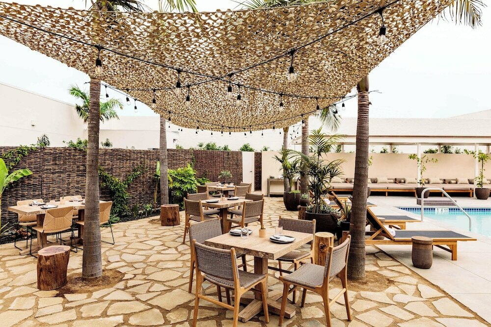 Фото June West La