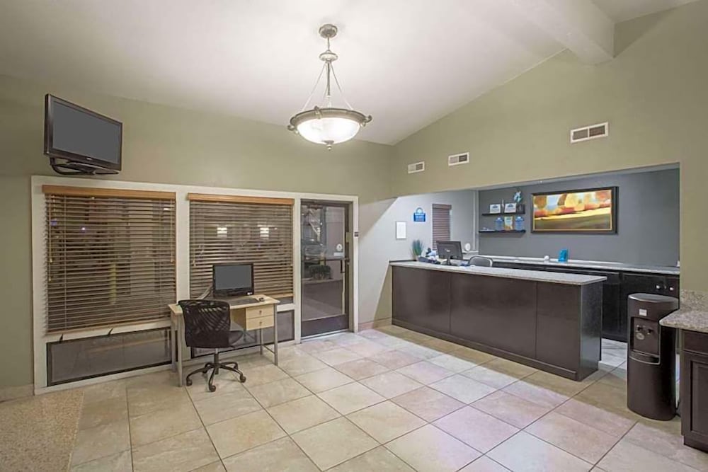 Фото Days Inn by Wyndham Provo