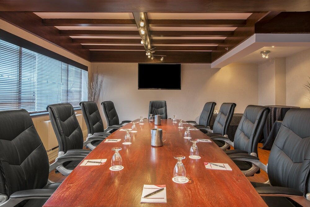 Фото Armon Plaza Montreal Airpt, Trademark Collection by Wyndham