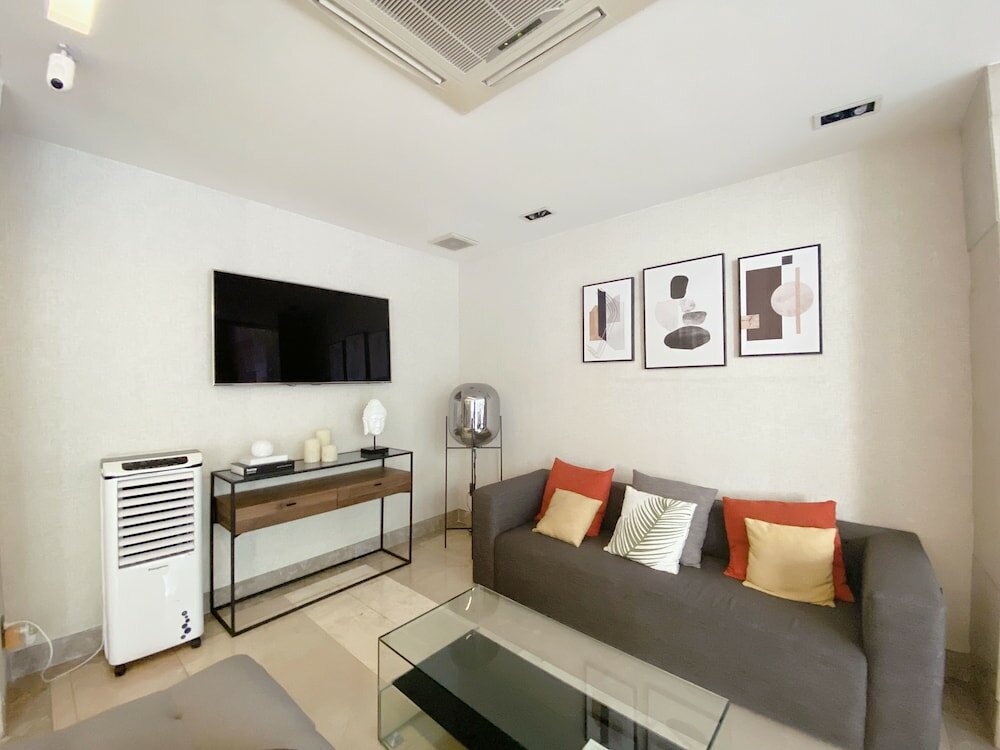 Фото The Luxe Hotel