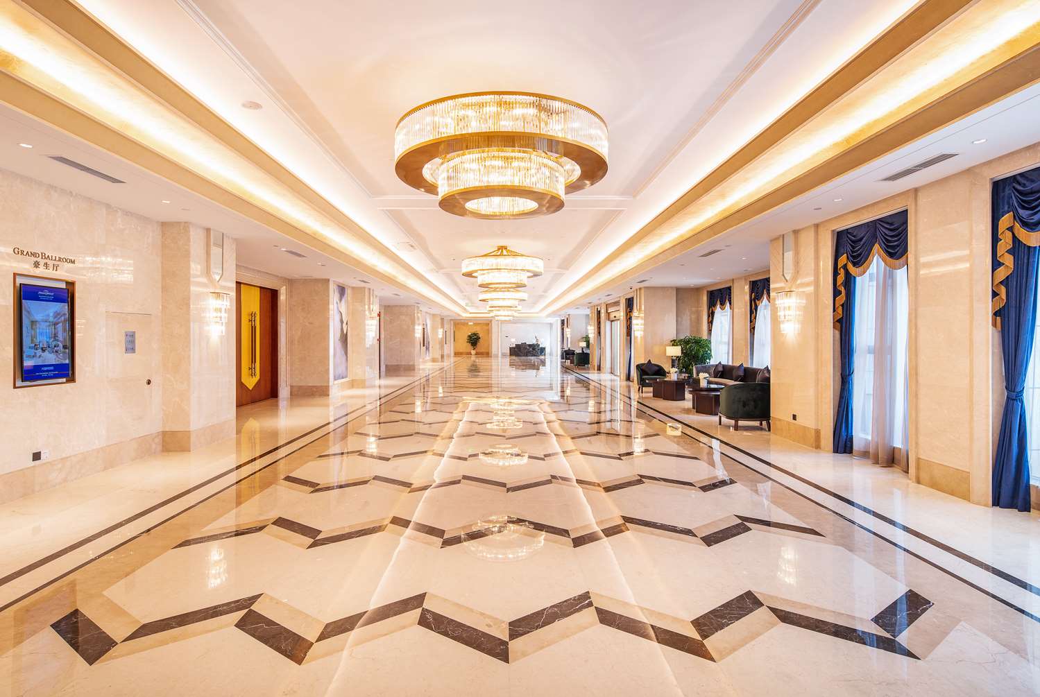 Фото Howard Johnson New District Plaza Ziyang