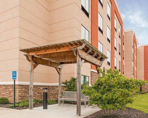 Гостиница Comfort Suites Bossier City - Shreveport East в Бошьер Сити
