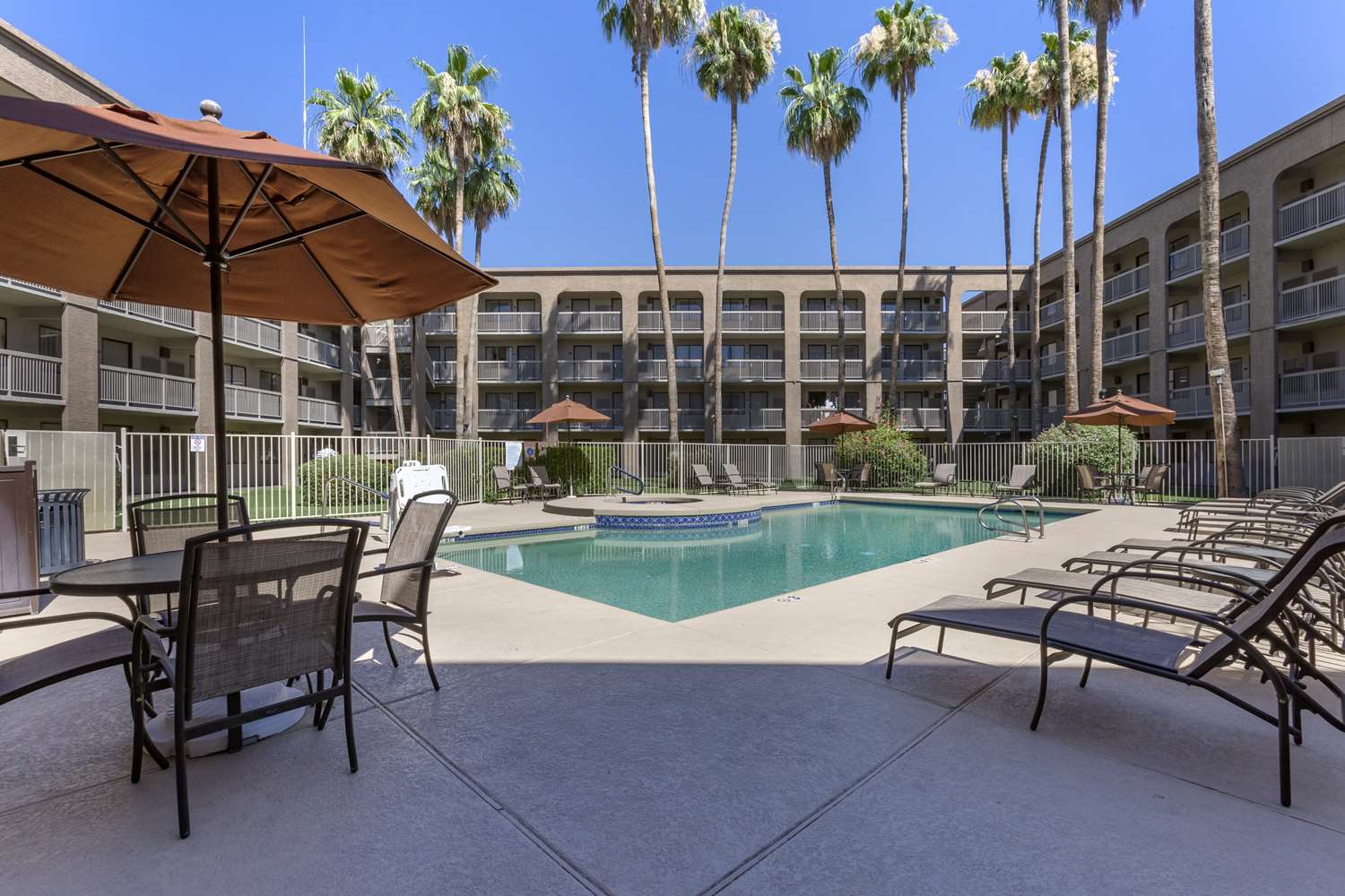 Фото Best Western Plus Scottsdale Thunderbird Suites