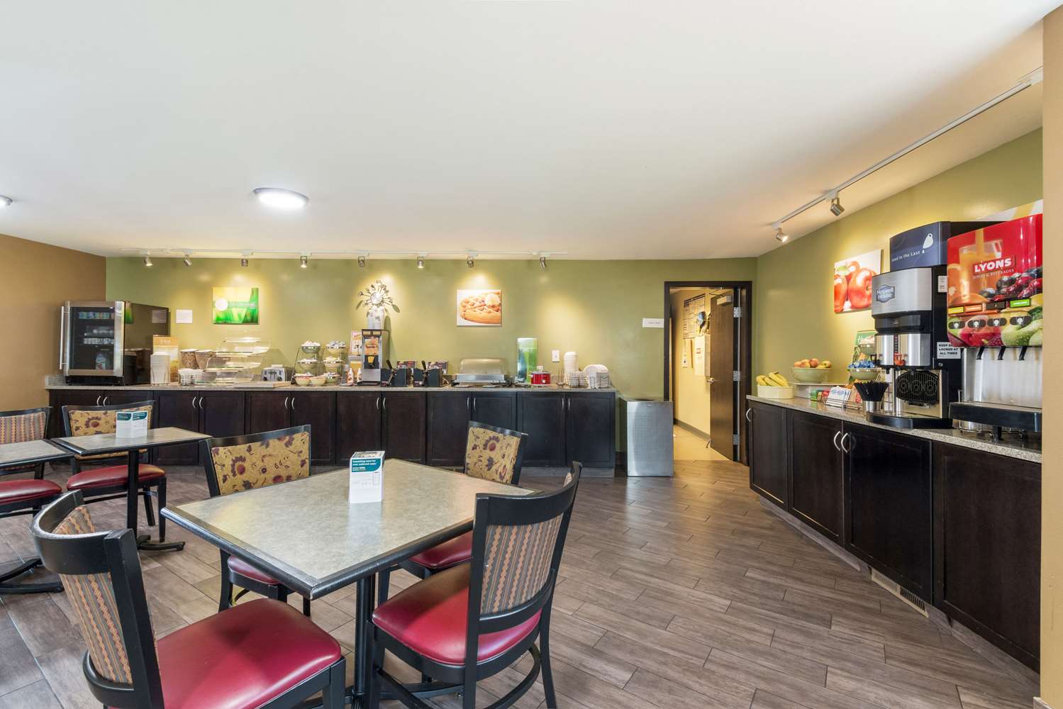 Фото Rodeway Inn Portland Airport Hotel