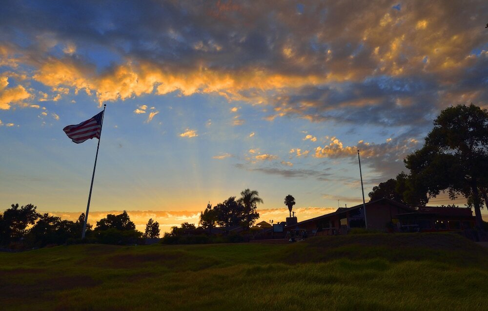 Фото Carlton Oaks Lodge, Ascend Hotel Collection