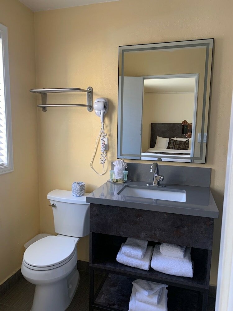 Фото Oasis Inn & Suites