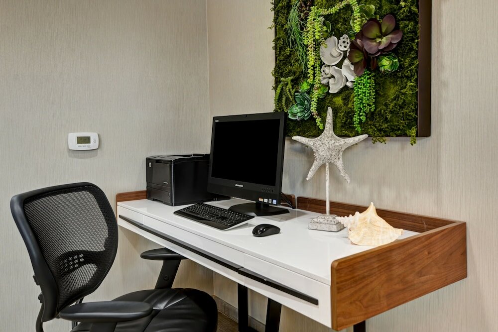 Фото Holiday Inn Express Newport Beach, an Ihg Hotel