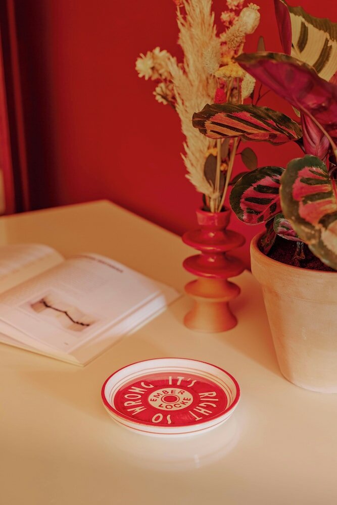 Фото Ember Locke Kensington