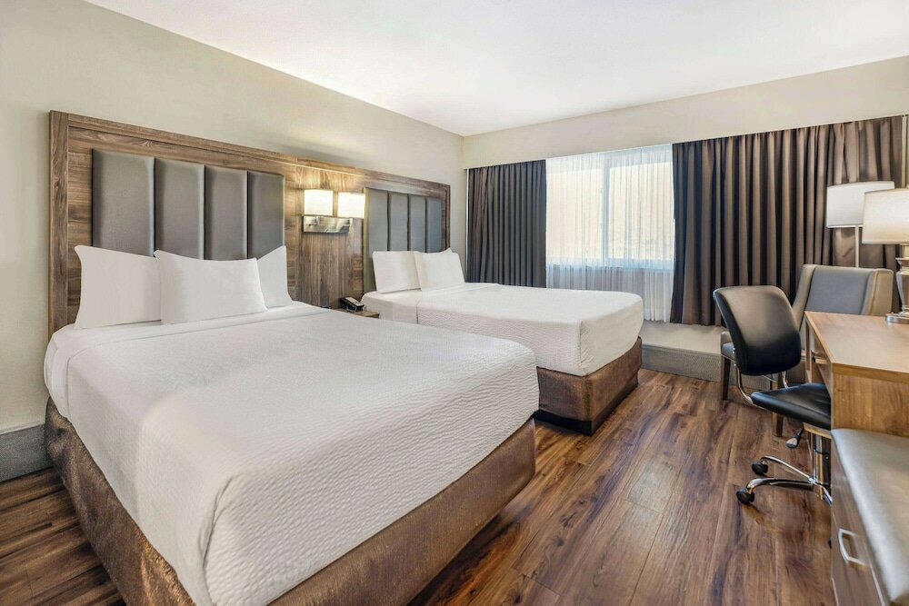 Фото Days Inn by Wyndham Victoria On The Harbour