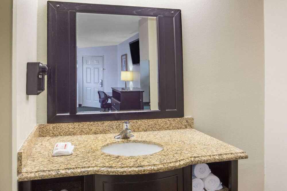Фото Ramada by Wyndham Ontario