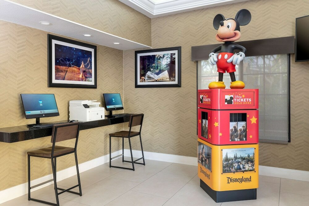 Фото Best Western Plus Raffles Inn & Suites