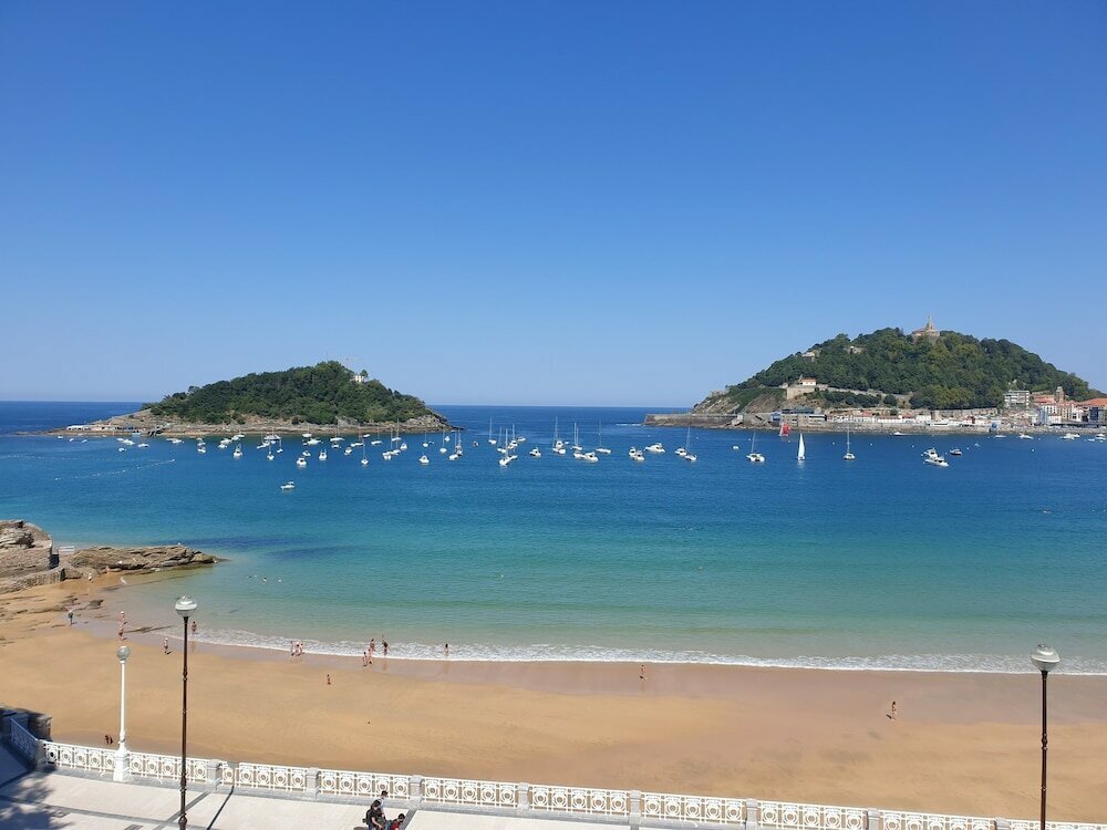 Hotel Uma Suites Ondarreta, San Sebastian, photo