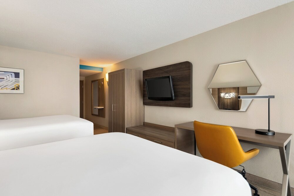 Фото Holiday Inn Express Hotel & Suites Fredericksburg, an Ihg Hotel