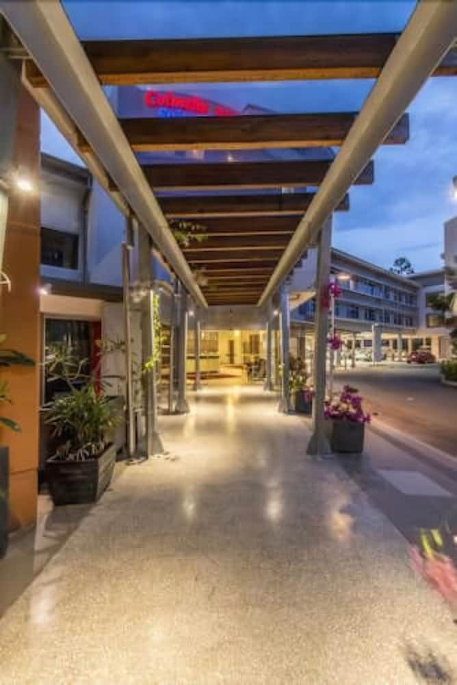 Фото The Colmslie Hotel