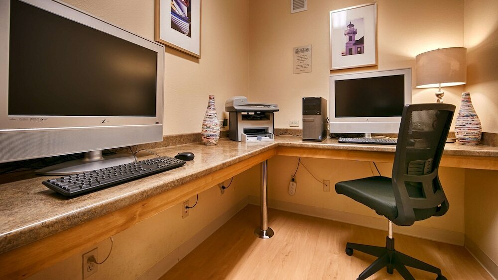 Фото Executive Residency by Best Western Navigator Inn & Suites