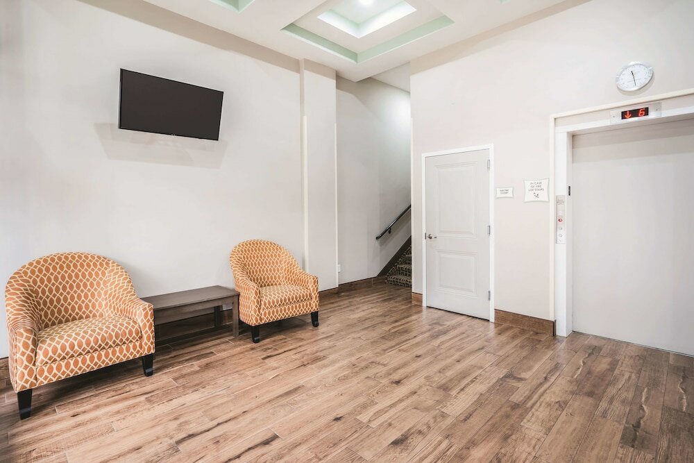 Фото La Quinta Inn & Suites by Wyndham Brooklyn Central