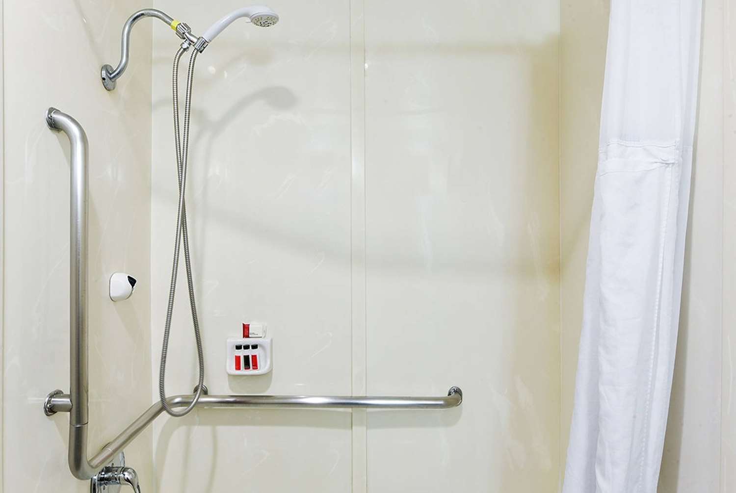 Фото Travelodge by Wyndham Commerce Los Angeles Area