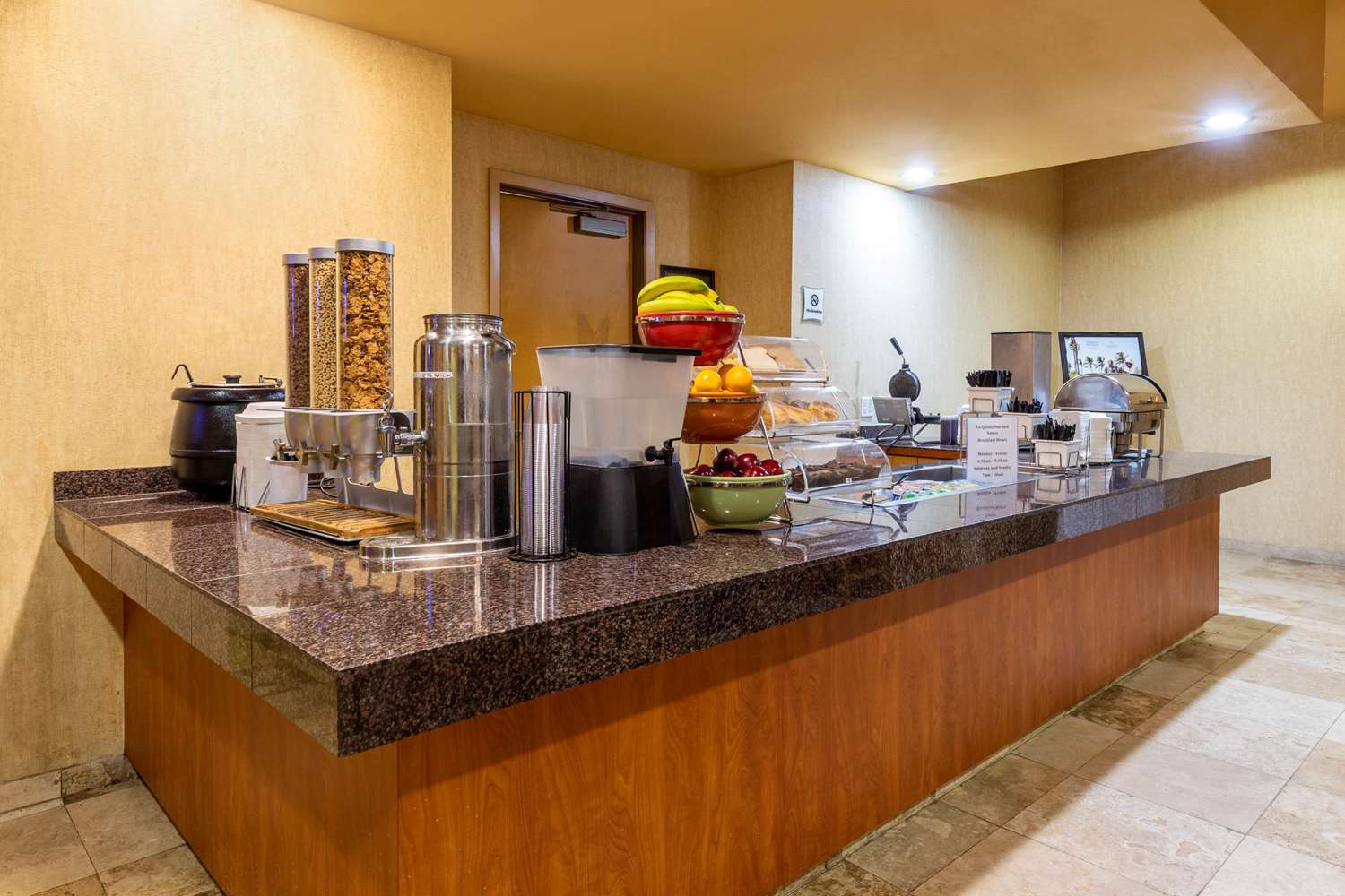 Фото La Quinta Inn & Suites by Wyndham Vancouver