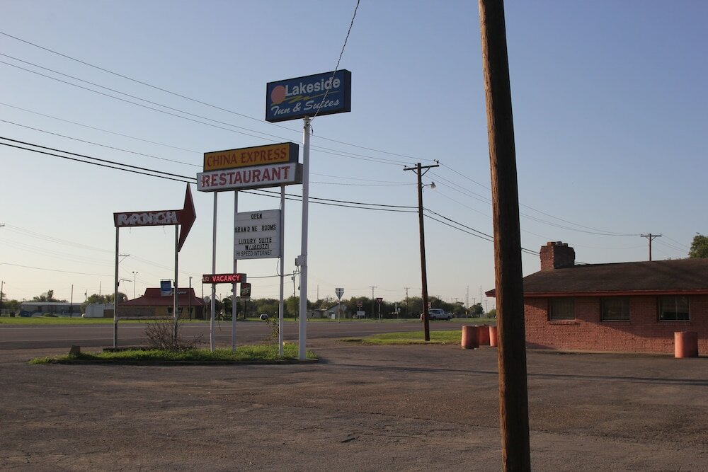 Фото Lakeside Inn & Suites