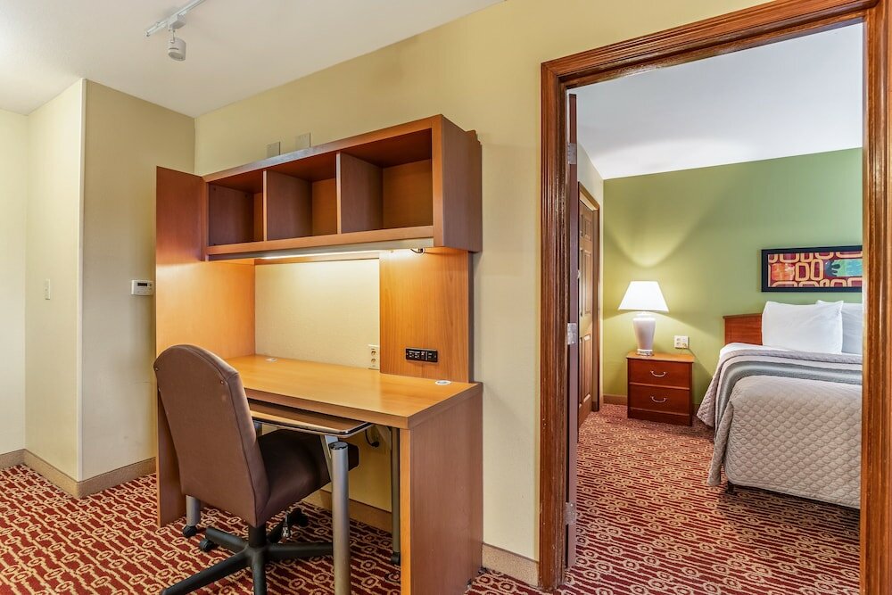 Фото HomeTowne Studios & Suites by Red Roof Columbia