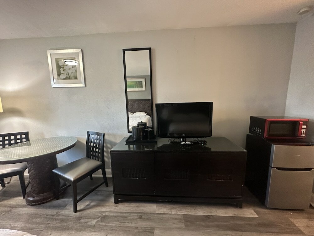 Фото Courtland Inn Motel