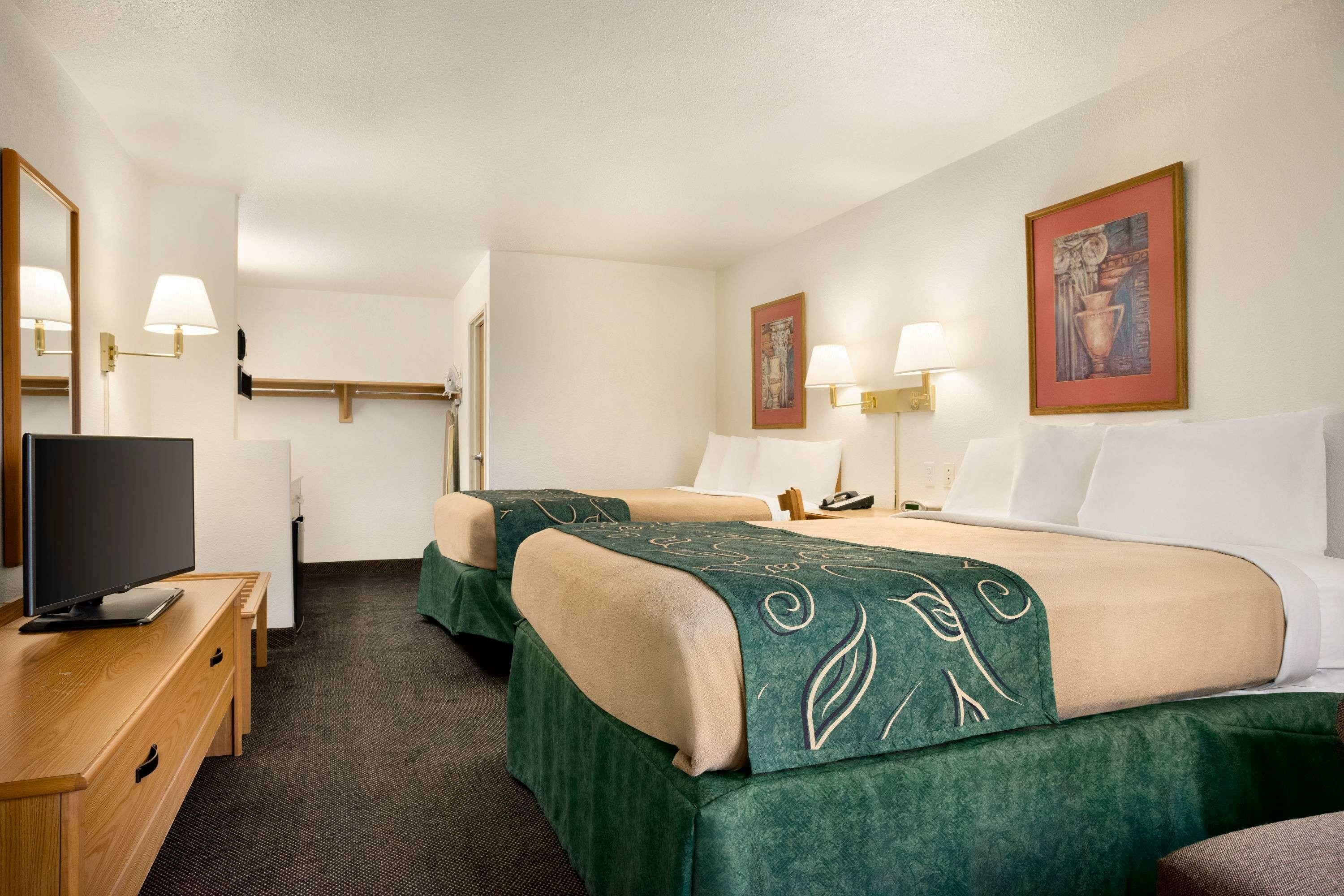 Фото Travelodge by Wyndham Cheyenne