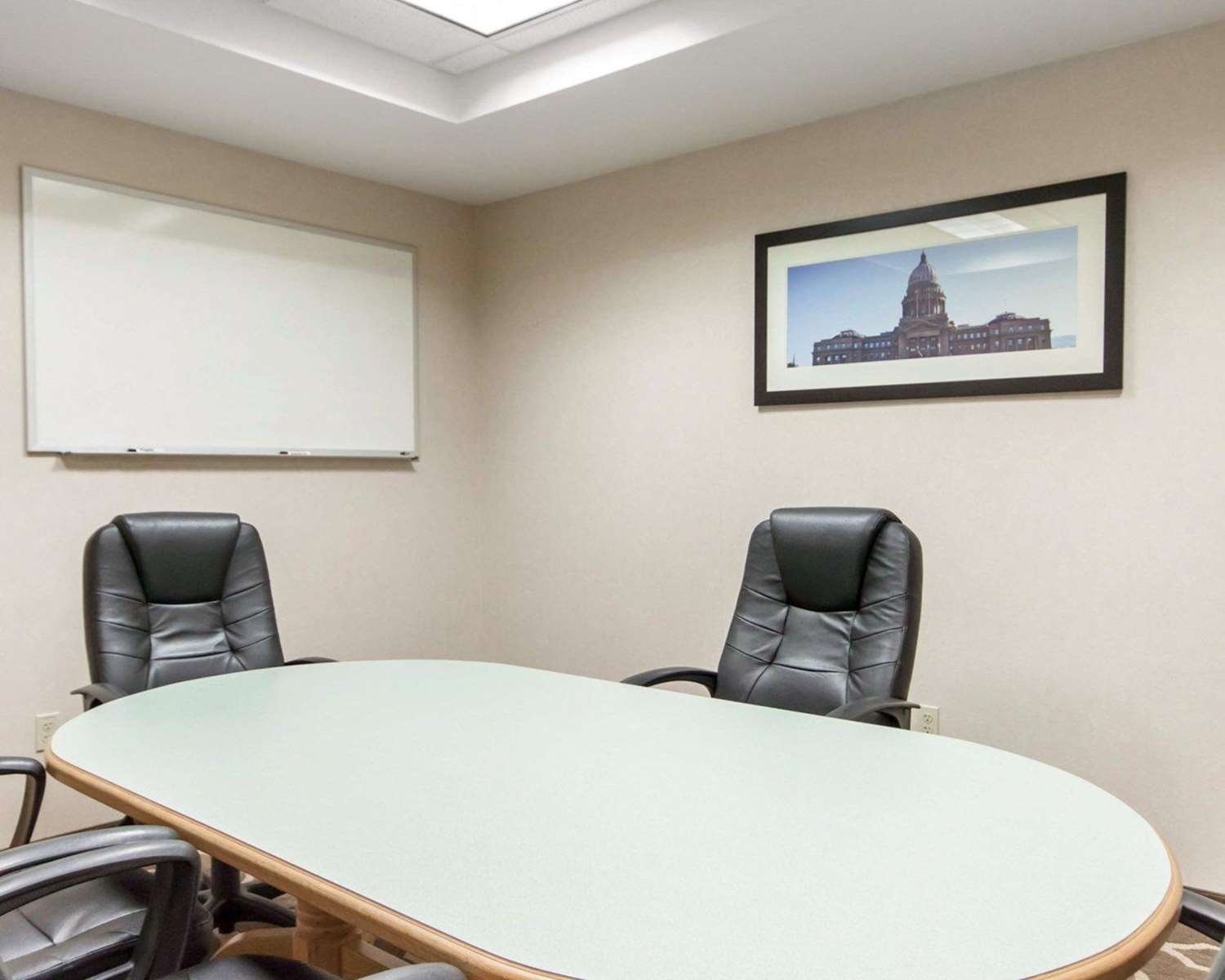 Фото Comfort Suites Airport