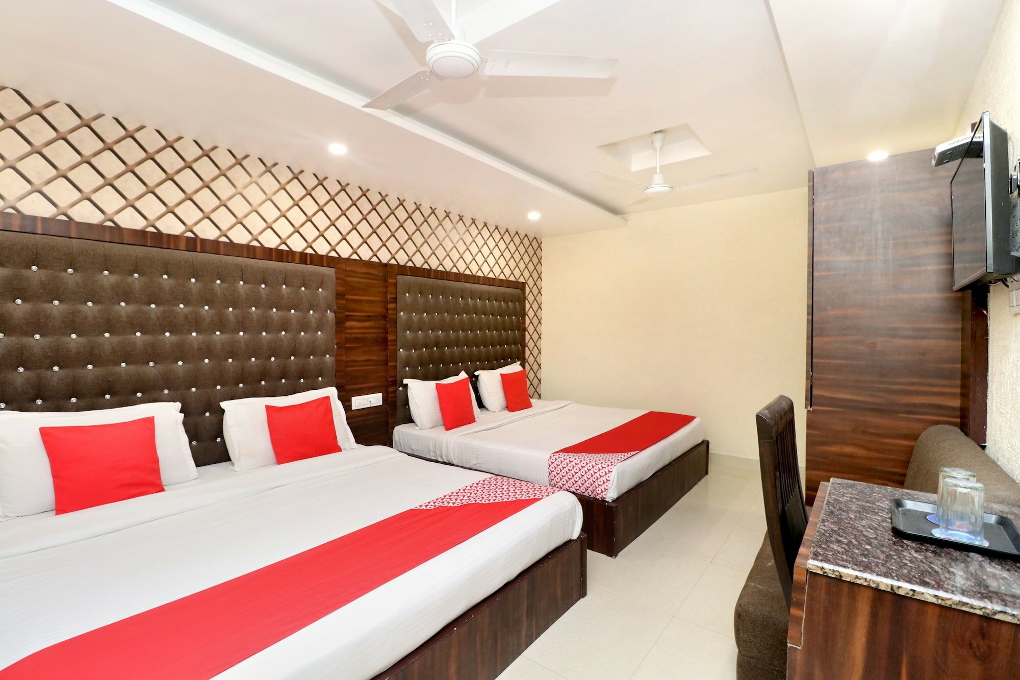 Фото Azaad Lifestyle Hotel by Oyo Rooms