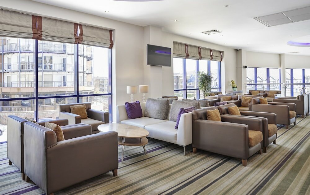 Фото Holiday Inn Express London - Newbury Park, an Ihg Hotel