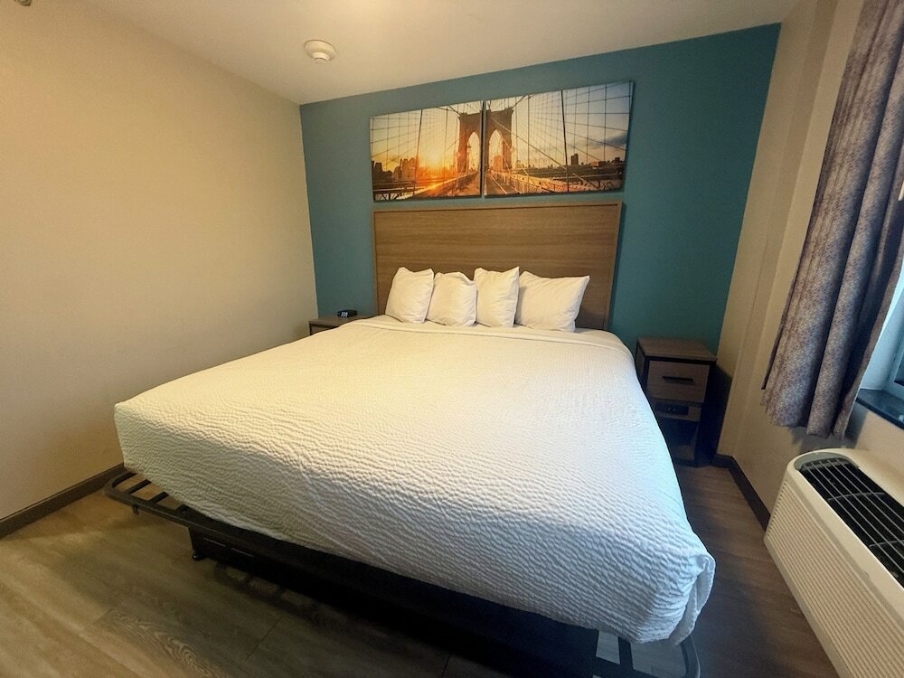 Фото Days Inn by Wyndham Brooklyn Borough Park
