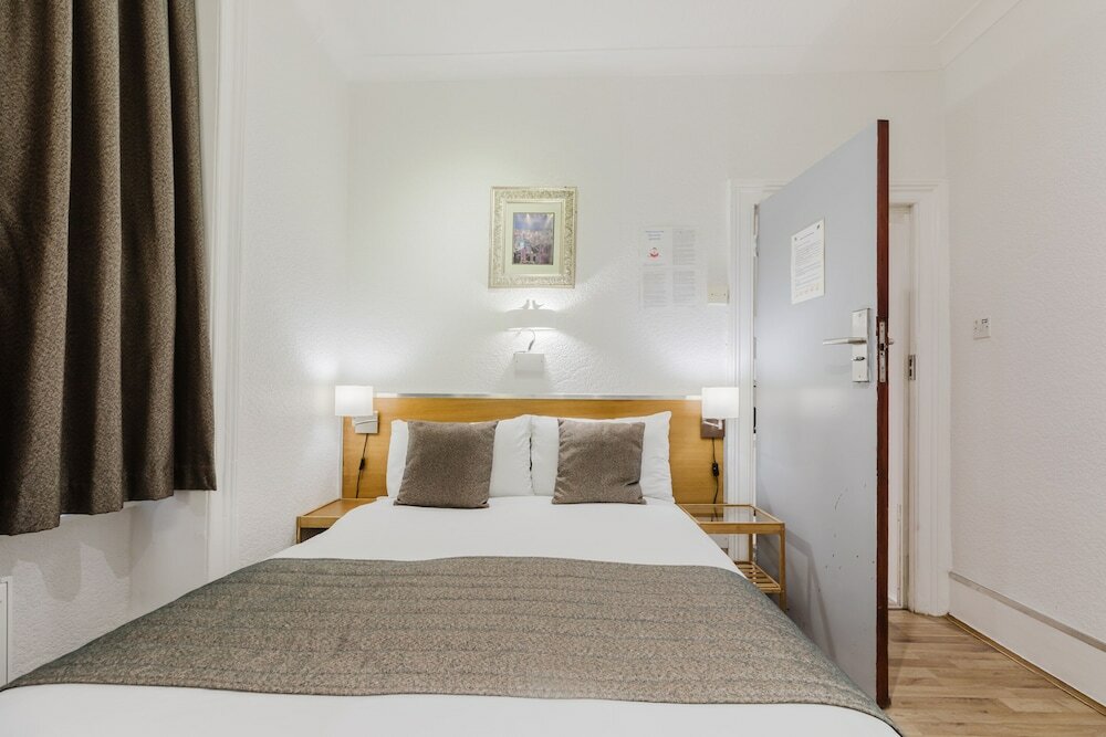 Фото Falcon Hotel