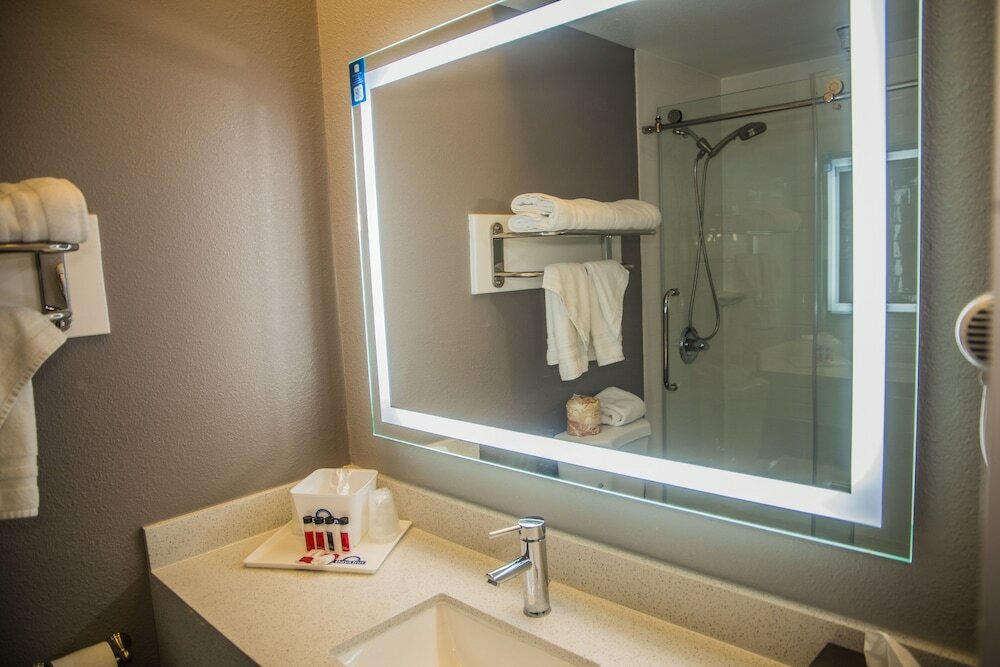 Фото Days Inn by Wyndham Redwood City