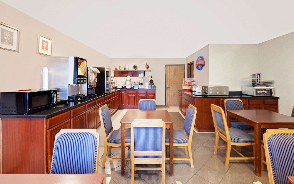 Фото Baymont by Wyndham Battle Creek Downtown