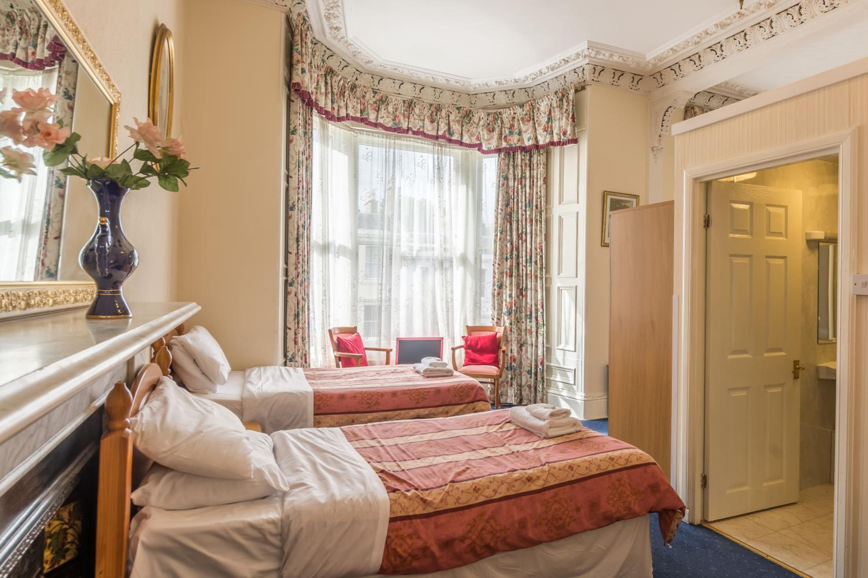 Фото Menzies Guest House