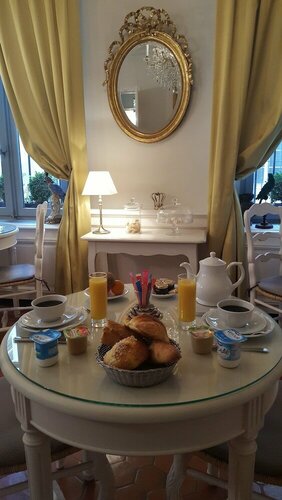Гостиница Hôtel Les Quatre Dauphins в Экс-ан-Провансе