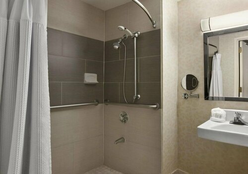 Гостиница Holiday Inn Long Island - Islip Arpt East в Фармингвилле