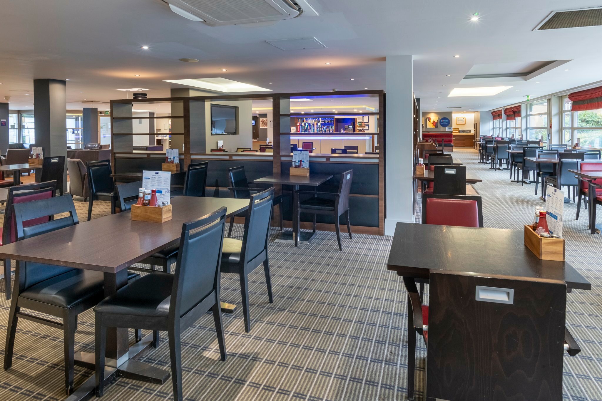 Фото Holiday Inn Express Milton Keynes, an Ihg Hotel