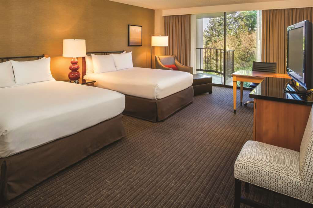 Фото Doubletree by Hilton Seattle Airport