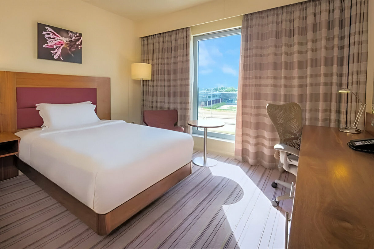 Фото Hilton Garden Inn Luton North