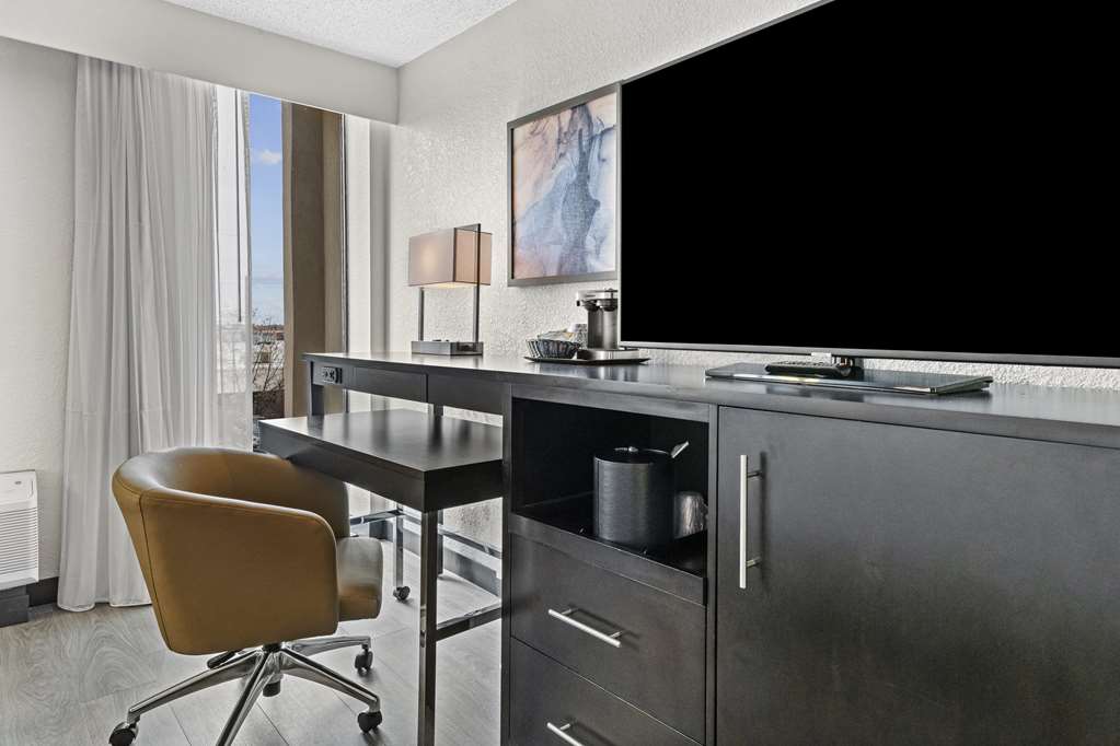 Фото DoubleTree by Hilton Raleigh Midtown, Nc