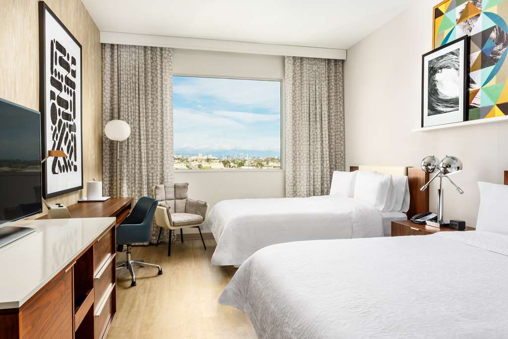 Фото Hampton Inn & Suites Santa Monica