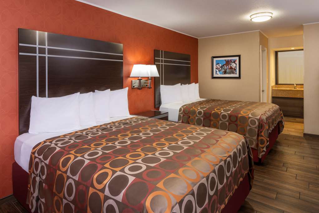 Фото Best Western Plus Raffles Inn & Suites