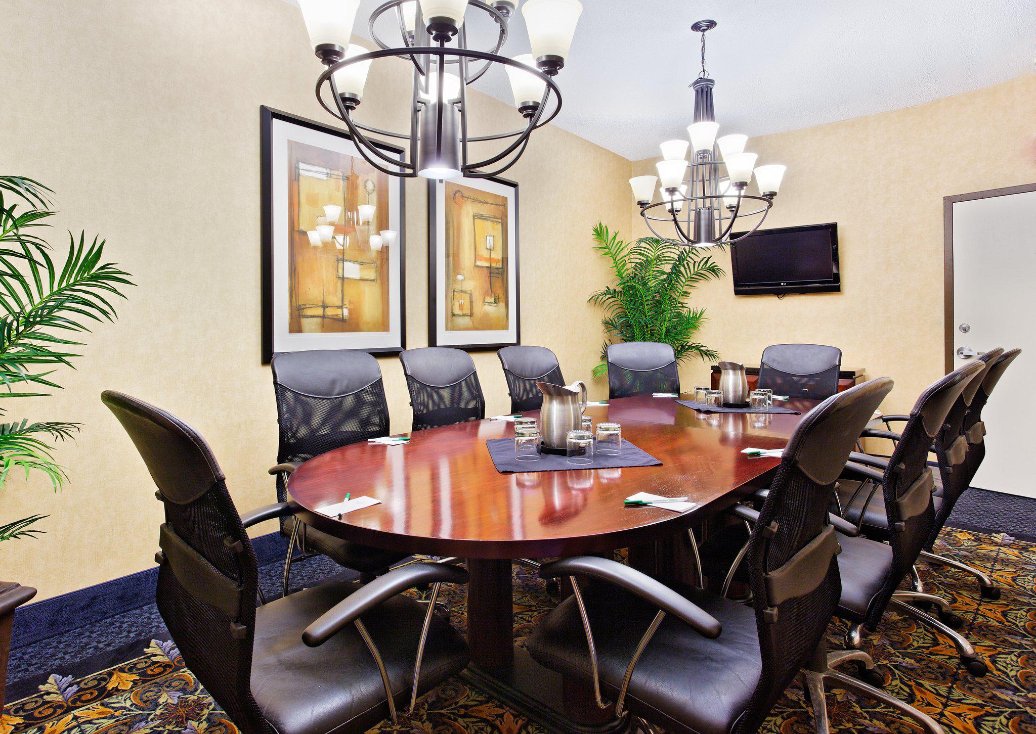 Фото Holiday Inn Dallas Market Center, an Ihg Hotel