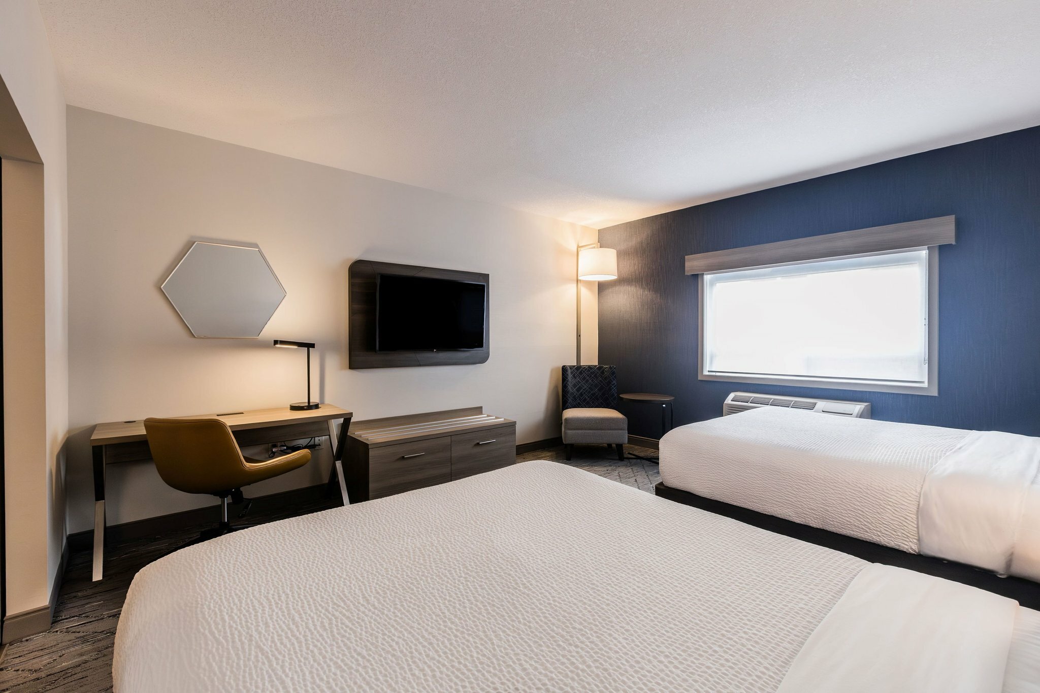 Фото Holiday Inn Express Hotel & Suites Calgary S-Macleod Trail S, an Ihg Hotel
