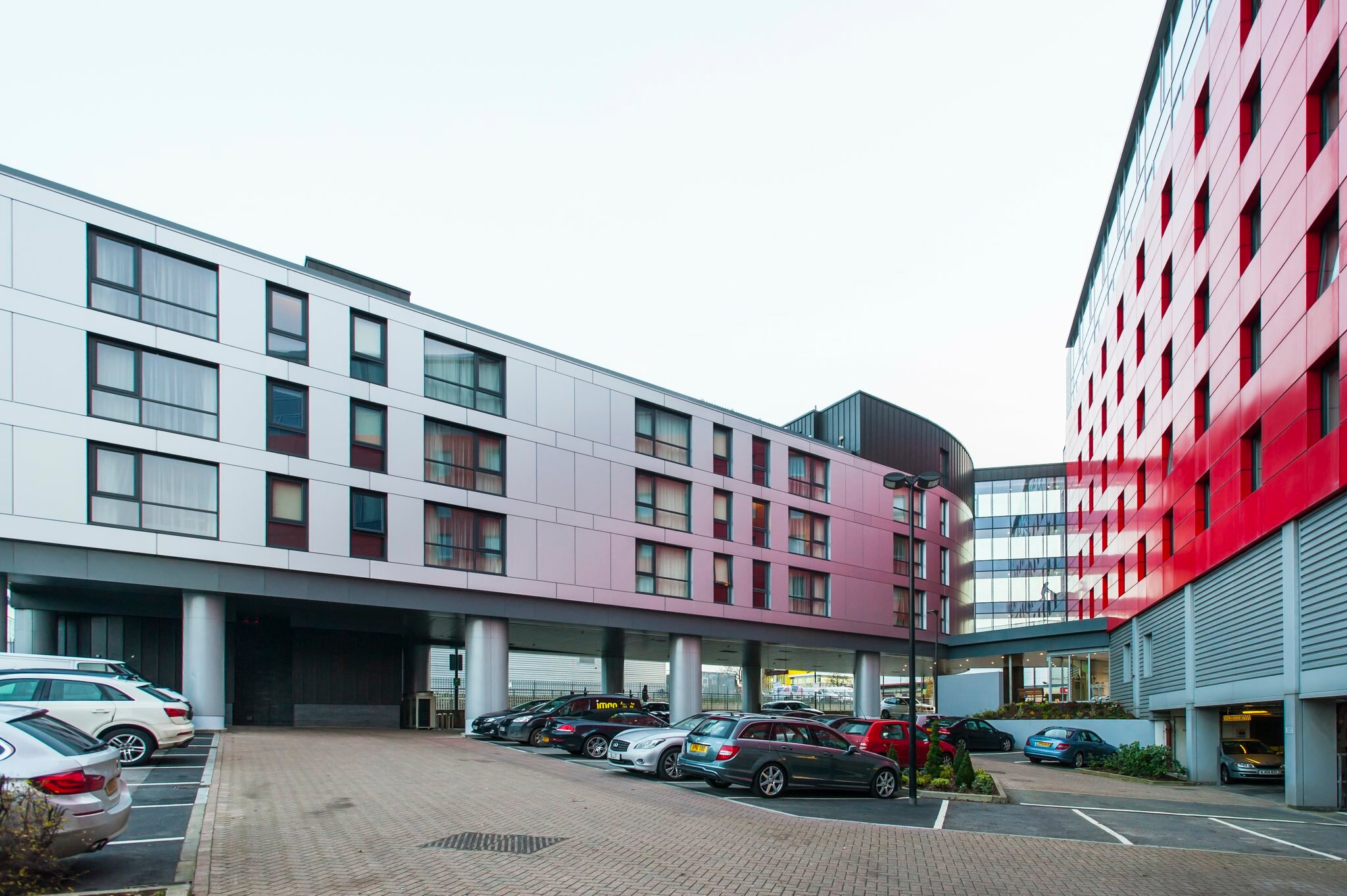 Фото Holiday Inn London - West, an Ihg Hotel