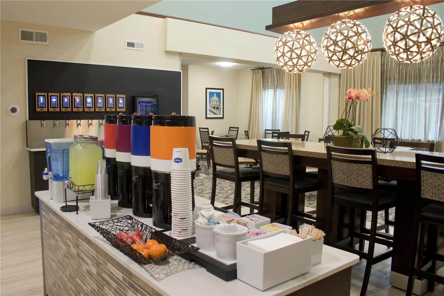 Фото Hampton Inn & Suites Denver-Speer Boulevard